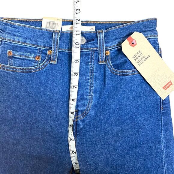LEVI'S Wedgie Skinny Cut Off Medium Wash - Picture 13 of 14